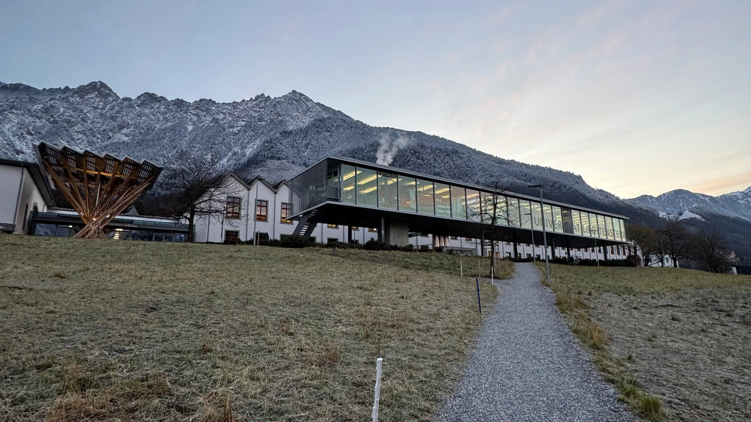 Universität Liechtenstein vor den verschneiten Bergen